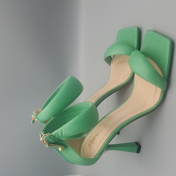 Novus Green High Heels Sandals Ankle Straps Size 9 - Picture 2 of 5